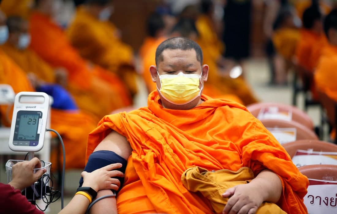 Бангкокда буддист роҳибларни коронавирусга қарши эмлаш ишлари бошланди.