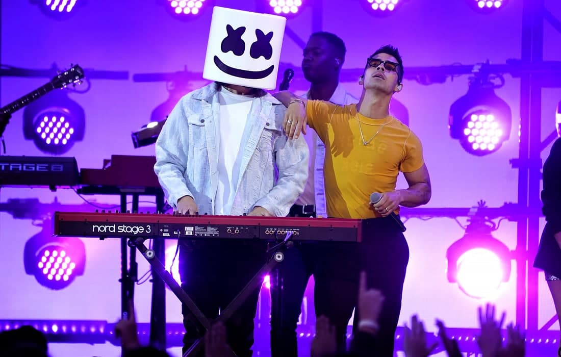Лос-Анжелесда Billboard Music Awards мукофотлари бўлиб ўтди. Суратда DJ Marshmello ва Jonas Brothers аъзоси Жо Жонас.