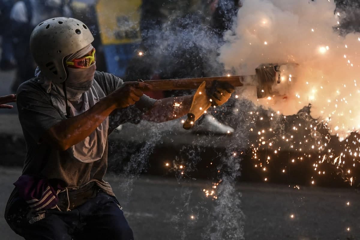 Медельин шаҳрида Колумбия президенти Иван Дуке ҳукуматига қарши митинг пайтида намойишчилар полиция билан тўқнашди.