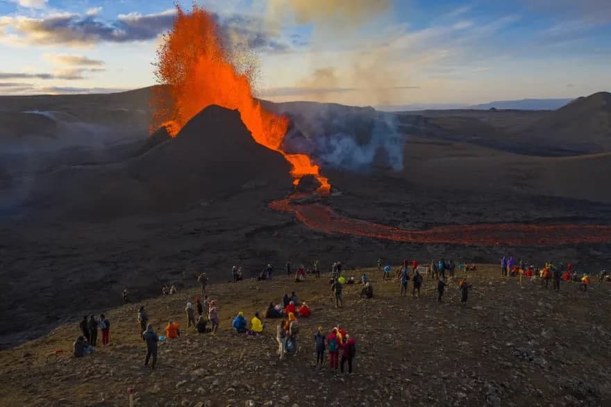 Исландиянинг Рейкьянес ярим оролидаги Фаградальсфьядль вулқонидан лава отилиб чиқяпти. Шу ҳафтада ҳаракатга келган вулқон жойлашган ер майдони сотувга қўйилди.
