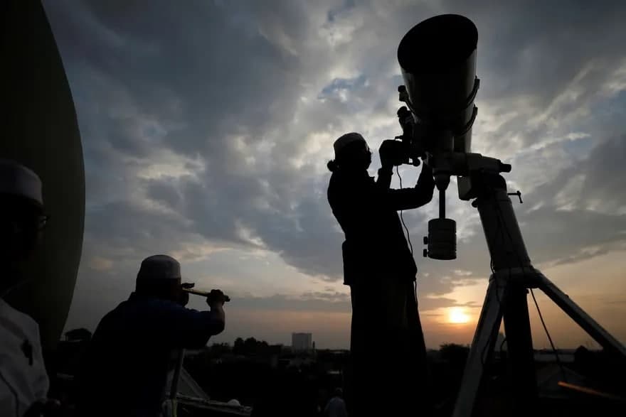 Жакарта шаҳридаги Ал-Мусяриъин масжидидаги мусулмонлар телескоп ёрдамида ойнинг ҳолатига қараб, Рамазон тугаганини маълум қилмоқда.