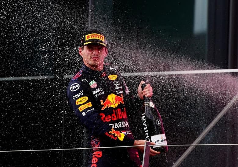 Австрияда бўлиб ўтган Стейермарк Гран-присида ғолиб бўлган Red Bull пойгачиси Макс Верстаппен ғалабани нишонламоқда.