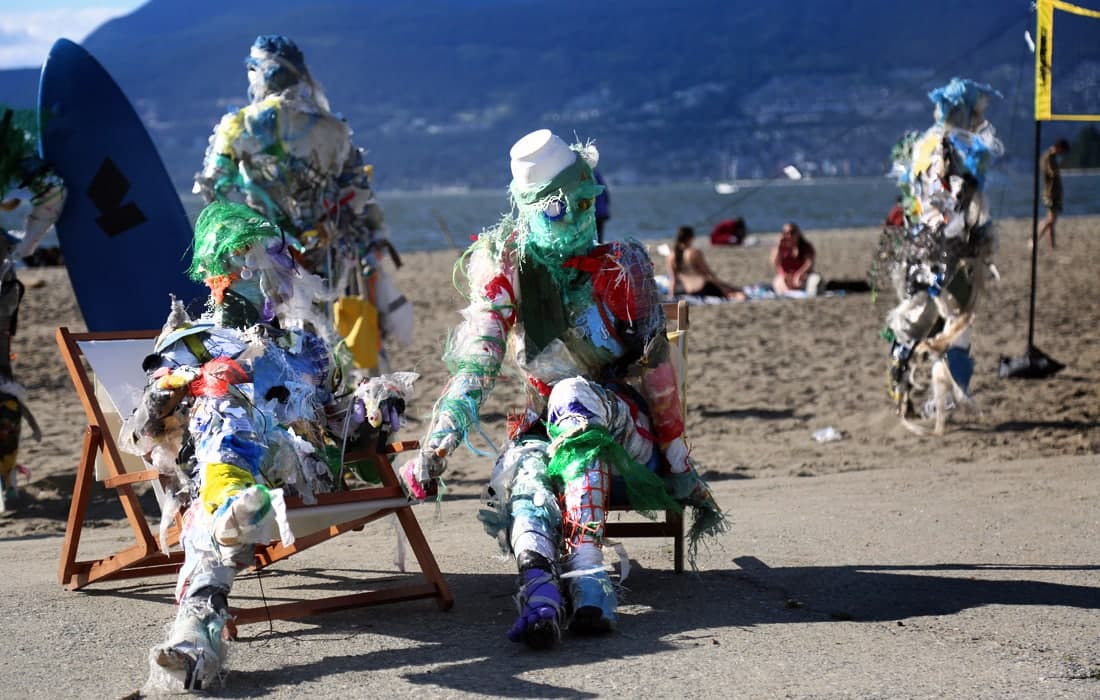Канаданинг Ванкувер пляжида намойиш этилган пластик чиқиндилар ҳайкалчалари.