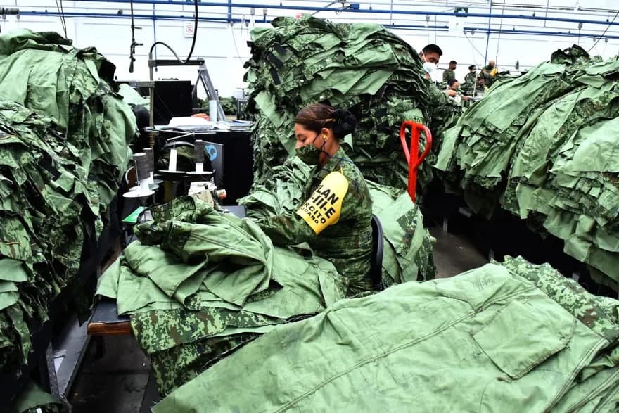 Мексика армияси учун кунига 3000 дан ортиқ форма ишлаб чиқарадиган фабрика ишчилари.