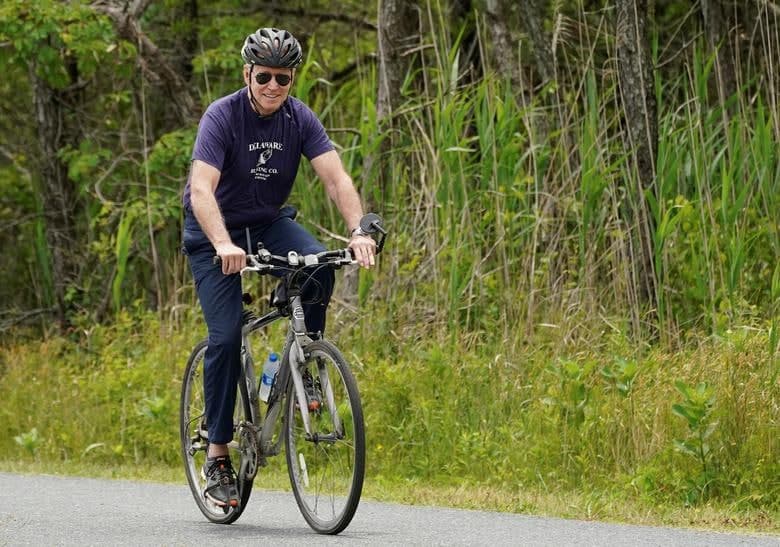 Делавэр штатидаги боғда велосипед миниб кетаётган АҚШ президенти Жо Байден.