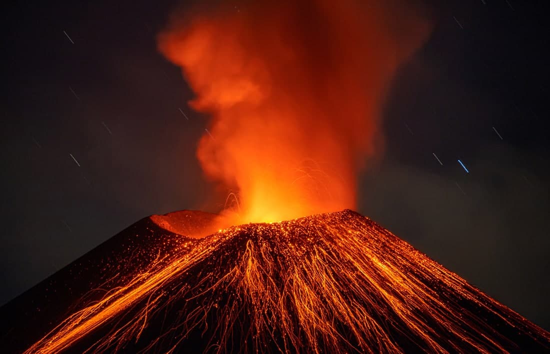 Сицилиядаги Этна вулқонидан отилаётган лава.