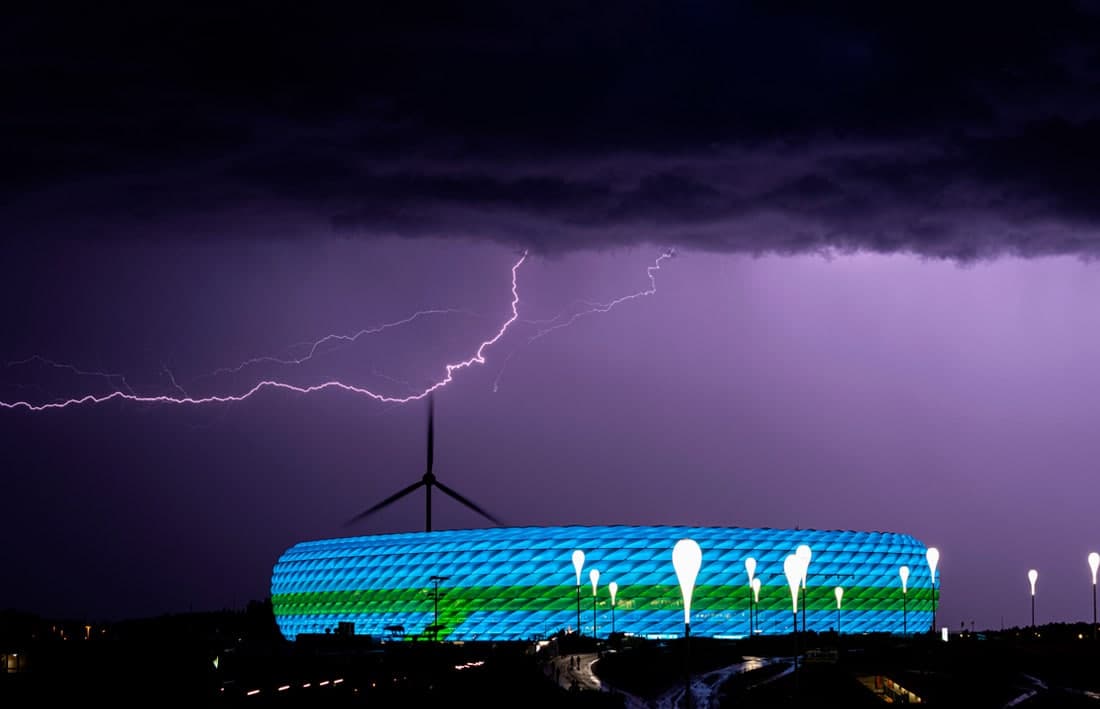 Мюнхендаги Allianz Arena стадиони устидаги яшин.
