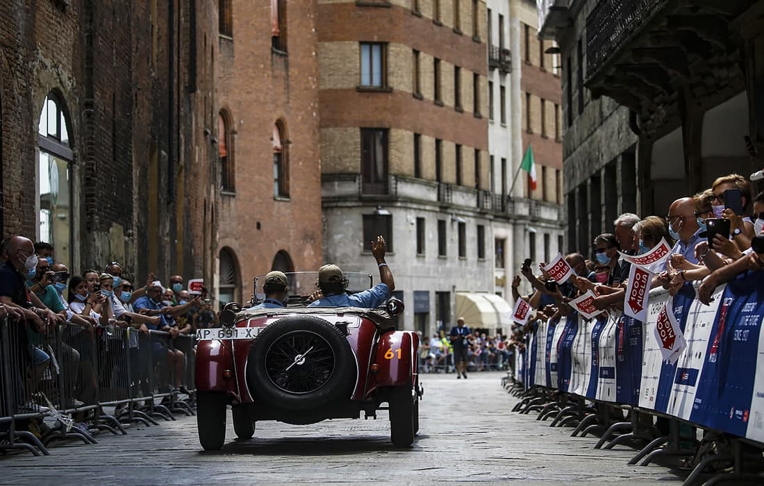 Италиядаги Mille Miglia эски русумли автомобилларининг пойгаси.