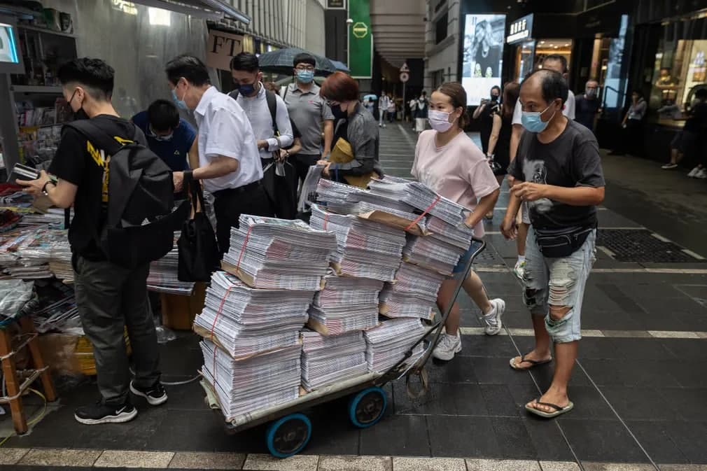 Гонконгда раҳбарлари ҳибсга олинган Apple Daily газетасини сотиб олиш учун навбатда турган одамлар. Навбатдаги нашр кутилганидан уч кун олдинроқ тарқатилди.