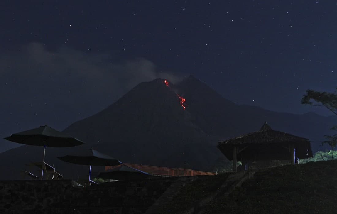 Индонезиядаги Мерапи вулқонининг фаоллиги натижасида лава оқиши давом этмоқда.