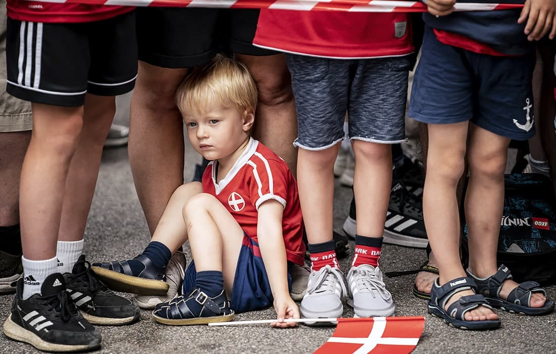 Футбол бўйича Дания терма жамоаси ёш мухлислари футболчиларни Англияга қарши Евро—2020 ярим финалида иштирок этиш учун Лондонга кузатиб қўймоқда.