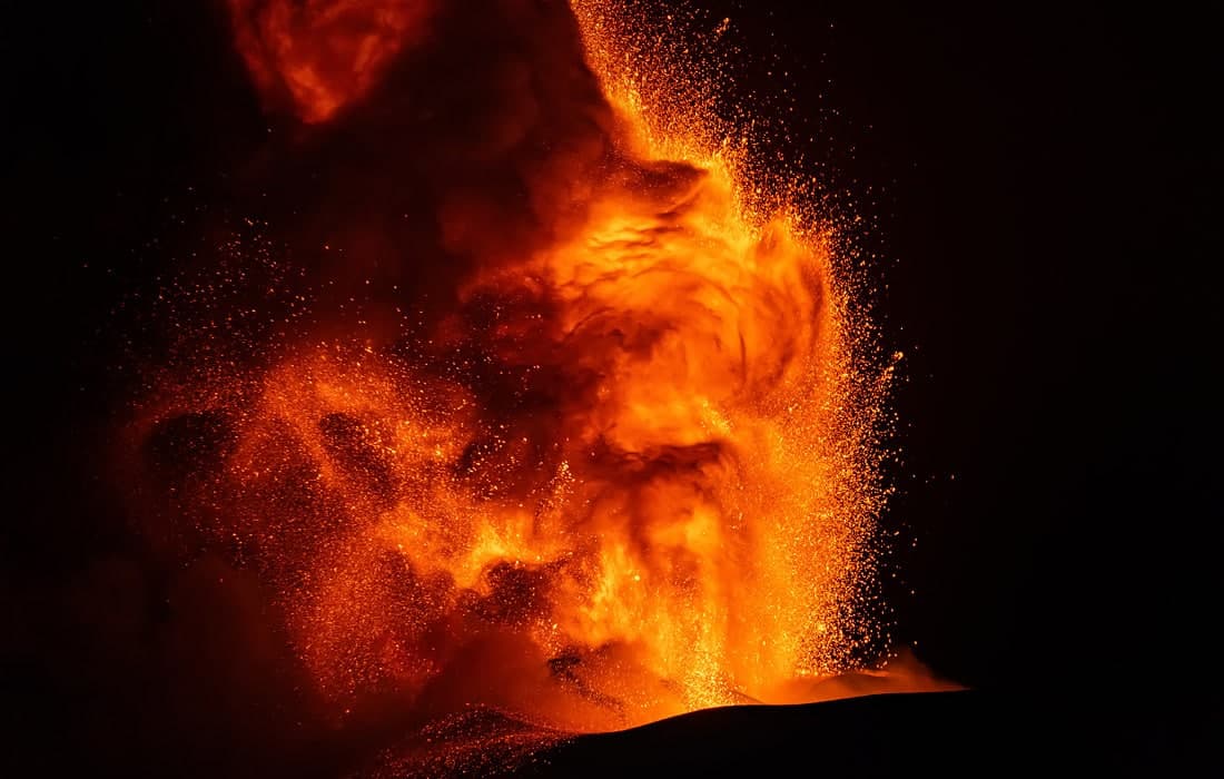 Сицилиядаги Этна вулқонидан лава отилиши давом этмоқда.