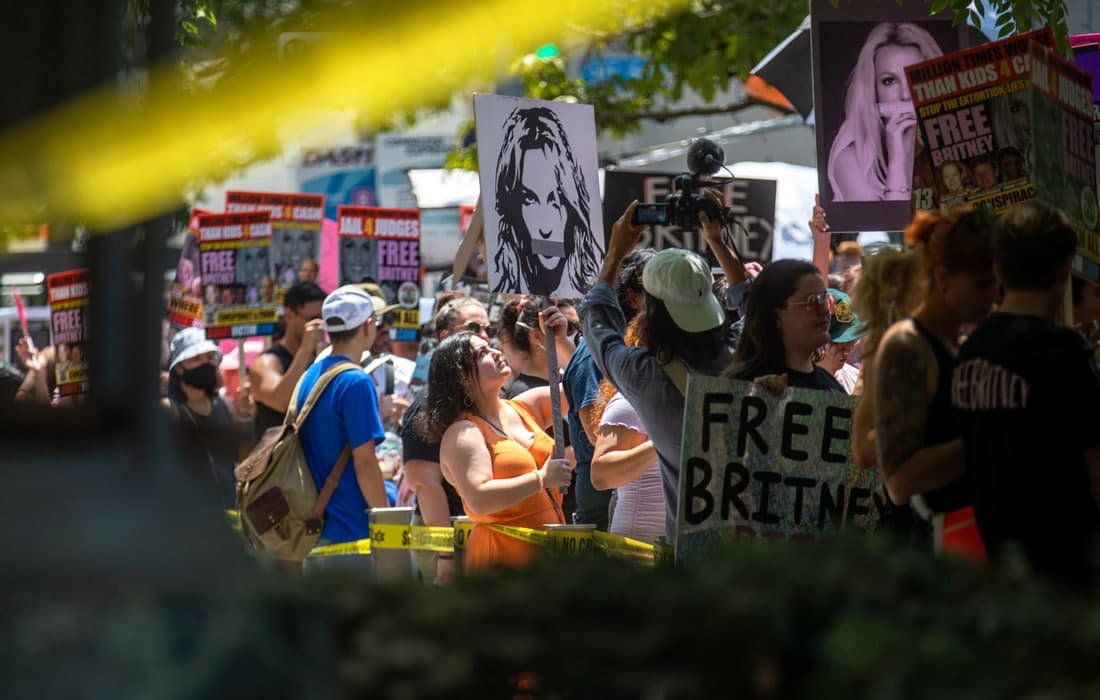 Лос-Анжелесда хонанда Бритни Спирсни қўллаб-қувватлаган мухлислар митинги суд биноси олдида бўлиб ўтди.