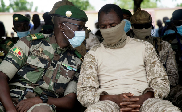 Мали президенти вазифасини вақтинча бажарувчи, полковник Ассими Гоита (ўнг томонда)