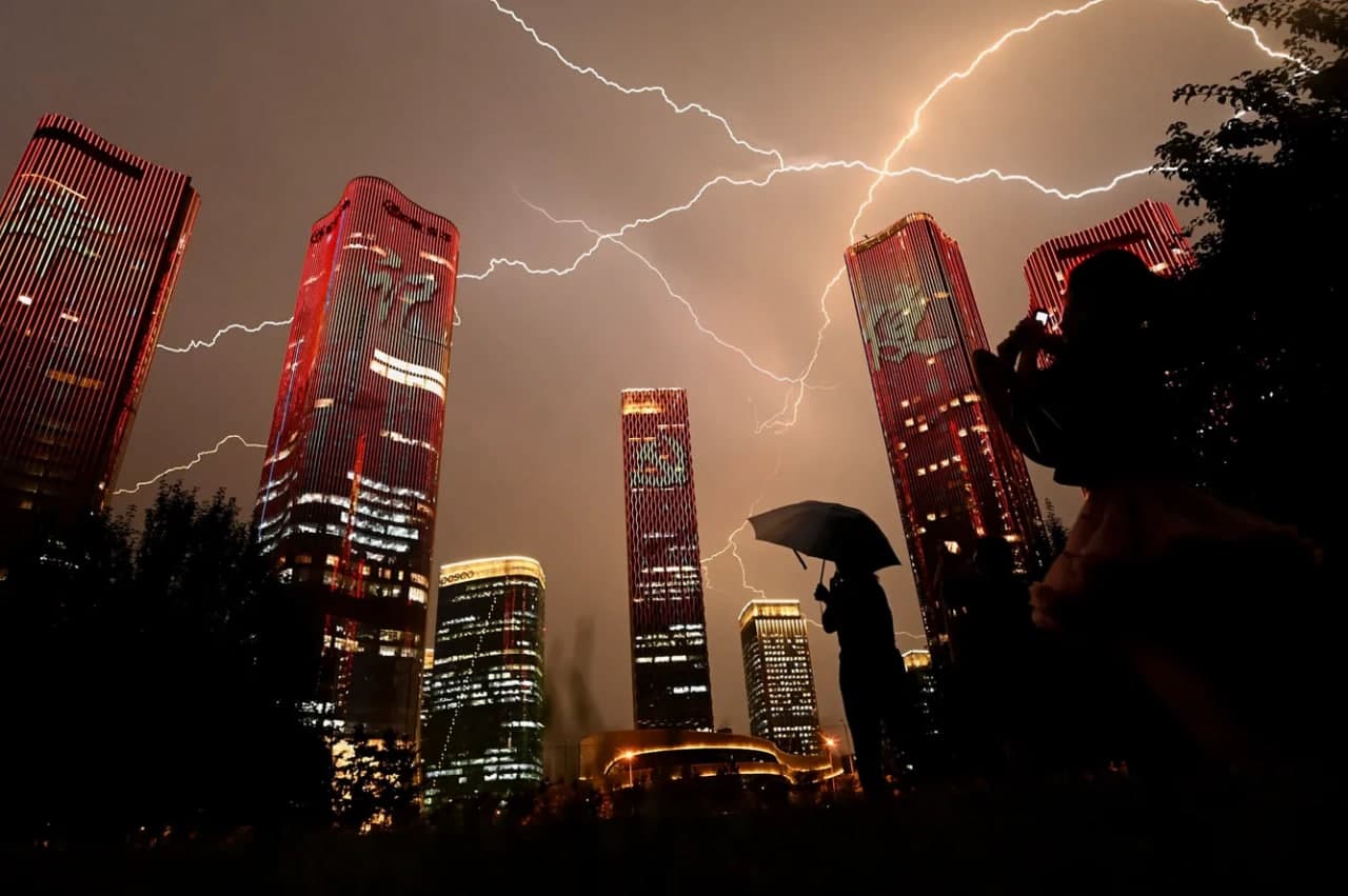Пекинда ХКПнинг 100 йиллигига бағишланган рангли чироқлар шоуси