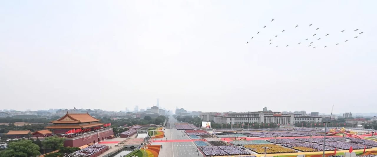 1 июль куни вертолётлар Тяньаньмэнь майдони устидан 100 рақами шаклида саф тортиб учди