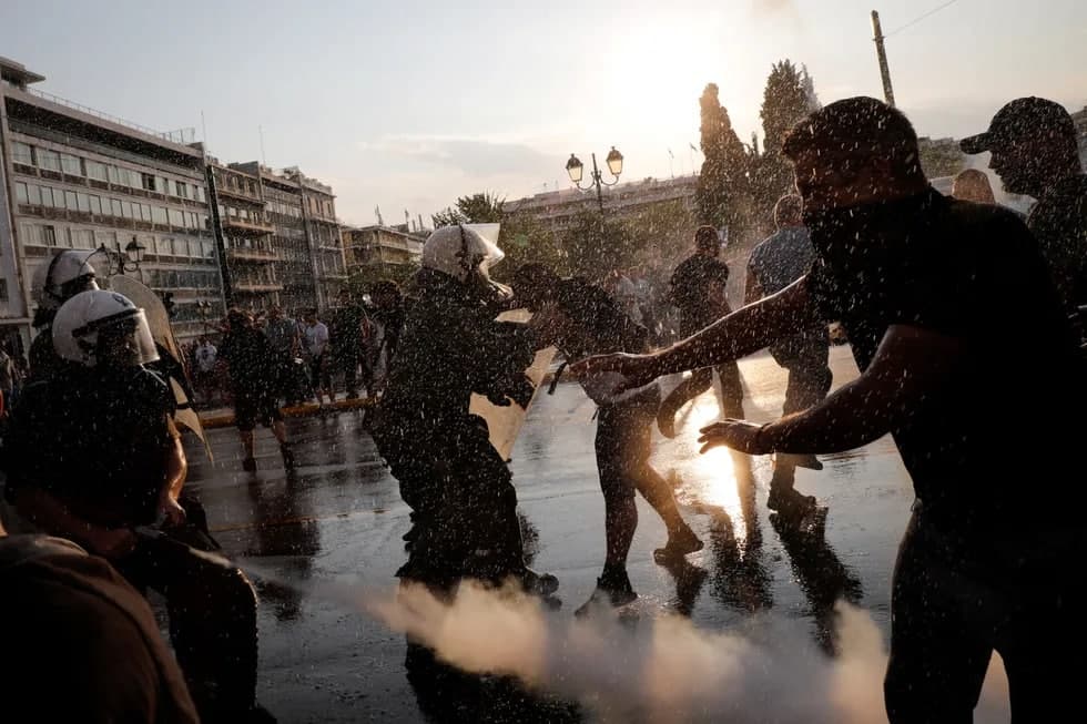 Афинада полиция намойишчиларга қарши қалампир газидан фойдаланмоқда. 24 июль, 2021 йил