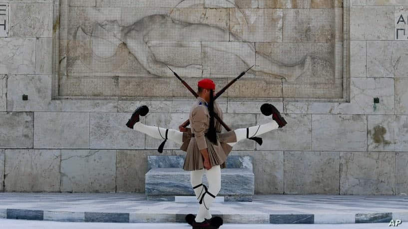 Афина шаҳрида жойлашган номаълум аскар мақбараси олдидаги Греция Президент гвардияси.