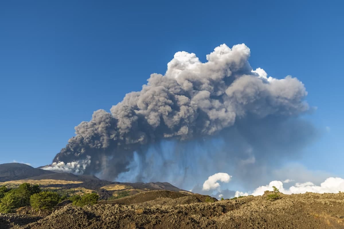 Италияда 2021 йил 29 августда яна бир бор отилган Этна вулқони. Бу 2021 йилдаги 52-отилиш; қисқа вақт ичида бундай кўп серияли вулқон отилиши 20 йил давомида содир бўлмаган.