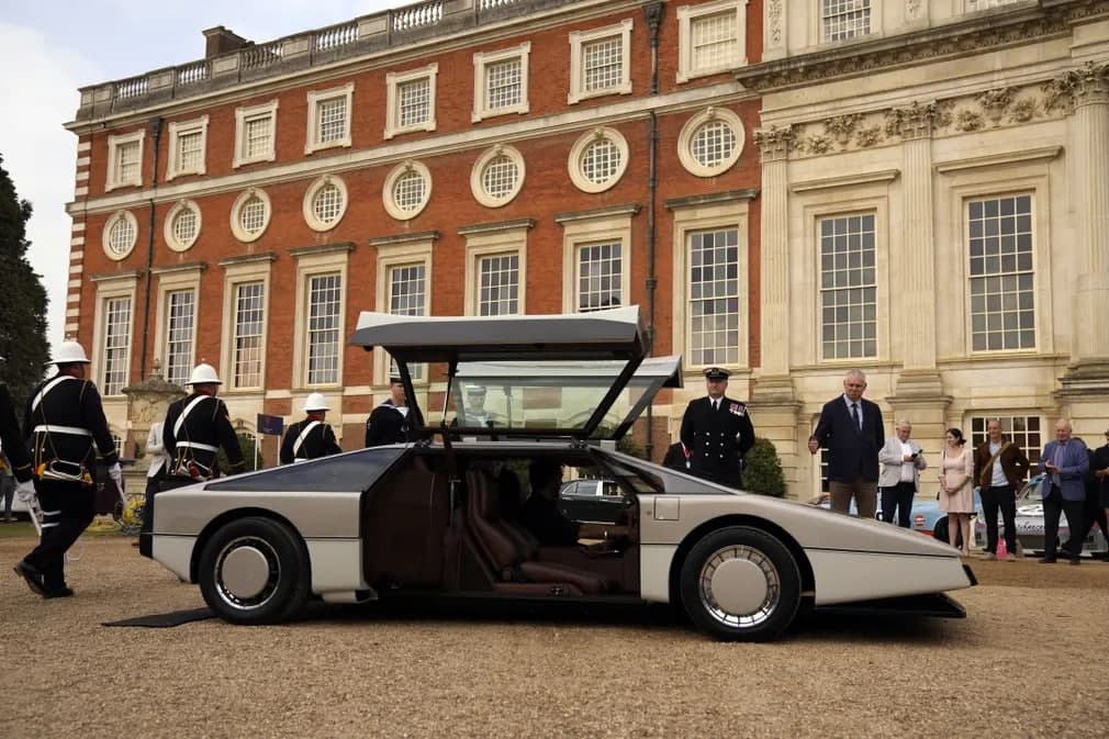 Aston Martin Буллдог – 1979 йилдаги ягона концепт-кар, Лондон жануби–ғарбидаги Ҳамптон суд саройида 35 йиллик реставрациядан сўнг намойиш этилди. У дастлаб дунёдаги энг тез йиғиладиган машина сифатида ишлаб чиқилган.