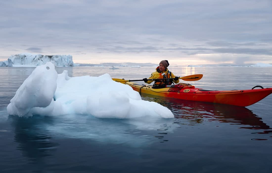 Гренландия музликлари эриши оқибатида ғарбий соҳилда катта-кичик айсберглар тўпланди.
