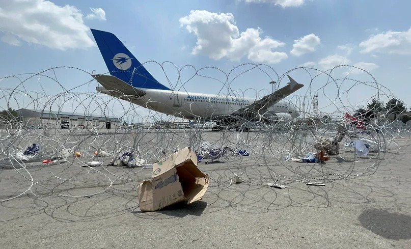 Толиблар эгалик қилаётган аэропортдаги Ariana Afghan Airlines компаниясига тегишли бўлган йўловчи ташувчи самолёт.