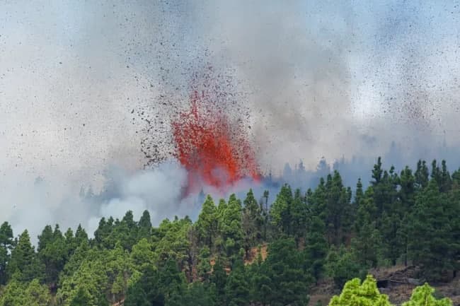 Палма оролидаги Кумбре-Веха миллий боғида вулқон отилишидан кейинги лава ва тутун. 19 сентябрь, 2021 йил