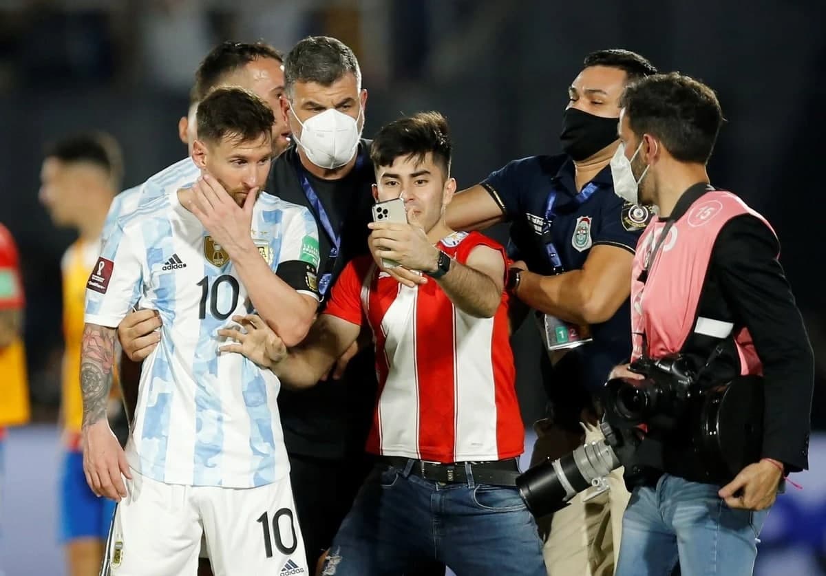 Аргентина ва Парагвай учрашуви якунида Месси билан суратга тушмоқчи бўлган ишқибоз.
