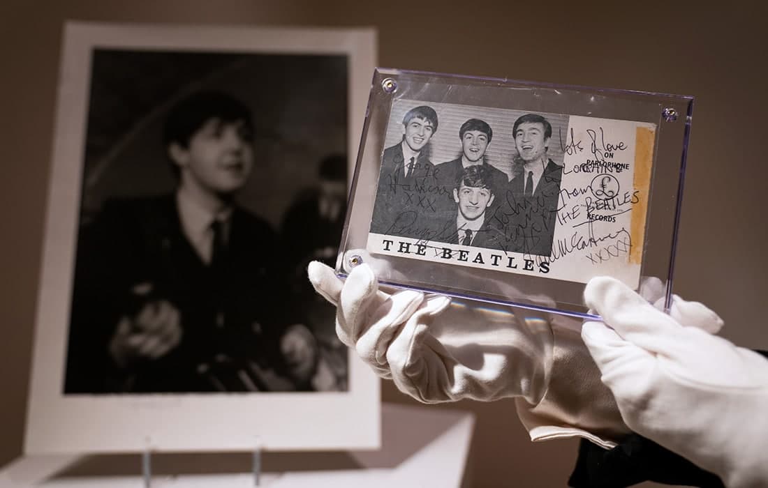 Лос-Анжелесдаги Bonhams Music Memorabilia аукционида Битлз гуруҳининг 1960 ва 1963 йилларда Пол Маккартни томонидан ёзилган иккита мусиқий тўплами сотилмоқда.