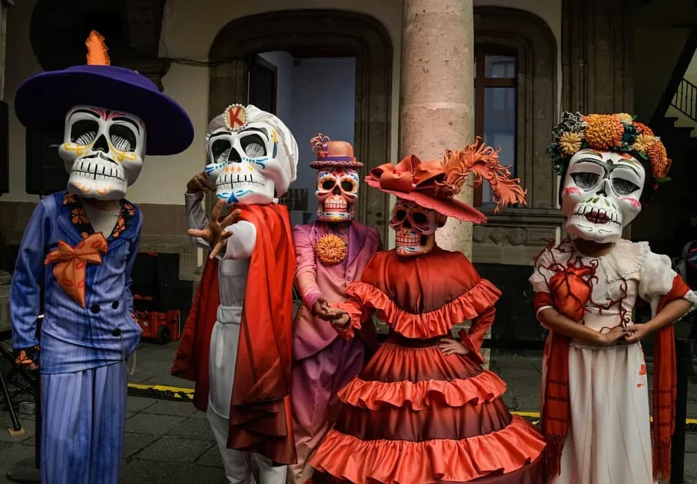 Мехико музейи ёнида Халқаро ўликлар куни паради олдидан пресс намойишда қатнашаётган кўнгиллилар.