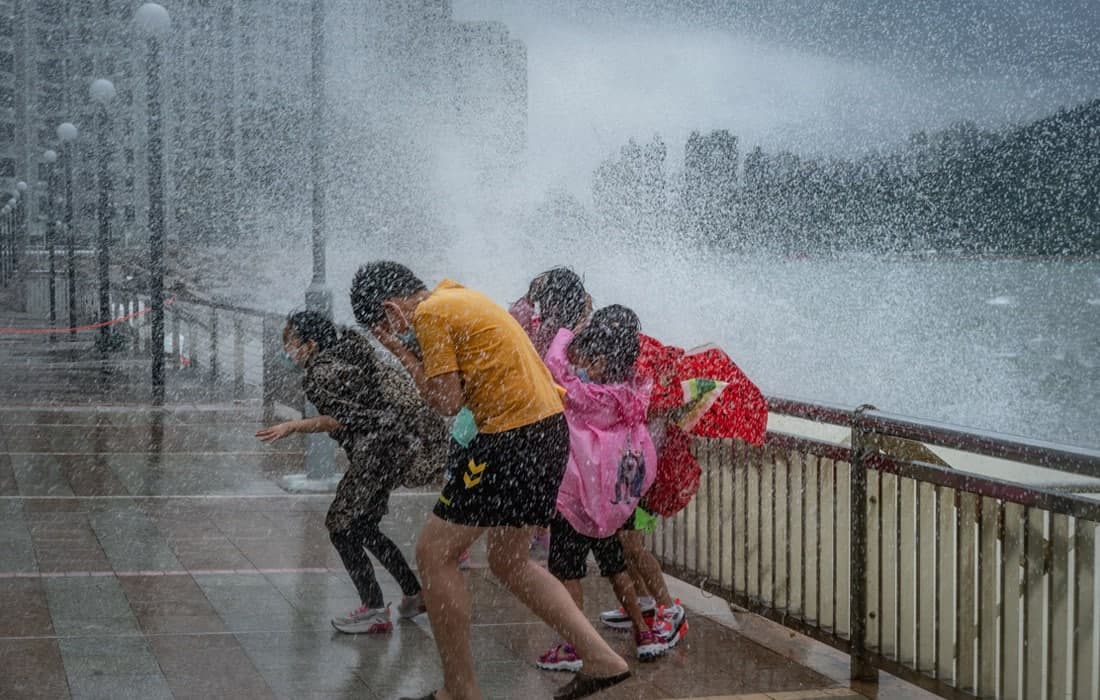 Гонгконг қирғоқларига тайфун ёпирилди.