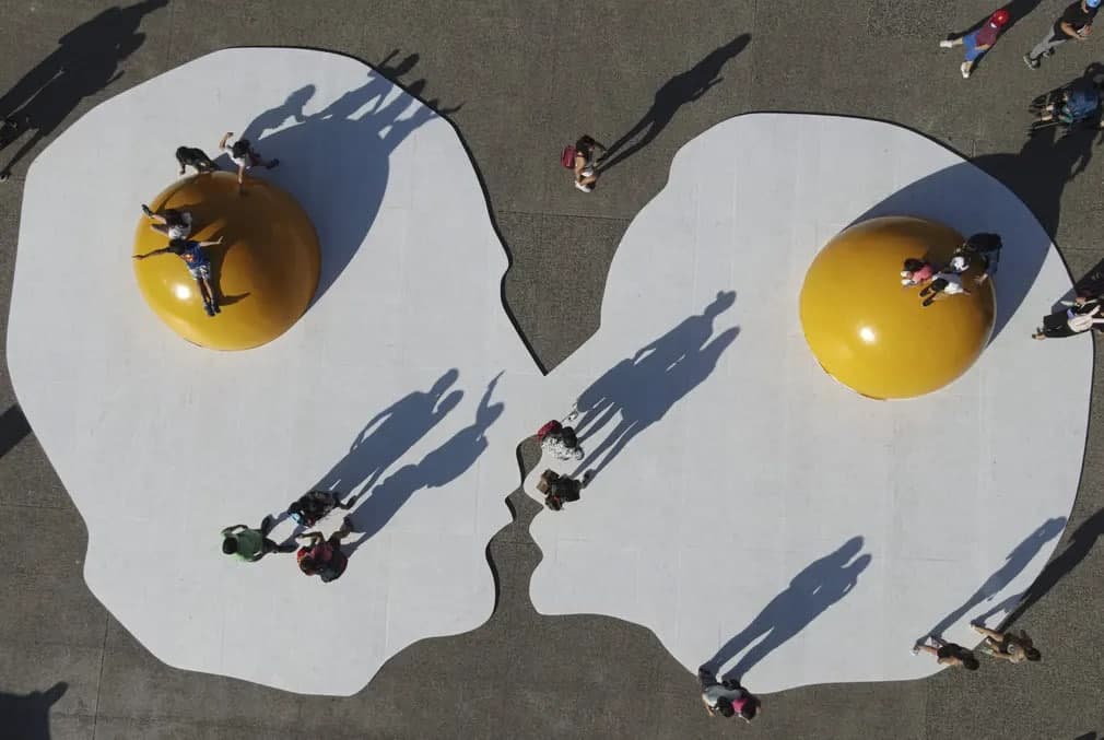 Болалар Чили пойтахти Сантьягодаги фестивалда голландиялик ижодкор Хенк Хофстранинг Art Eggcident urban art инсталляциясида ўйнамоқда.