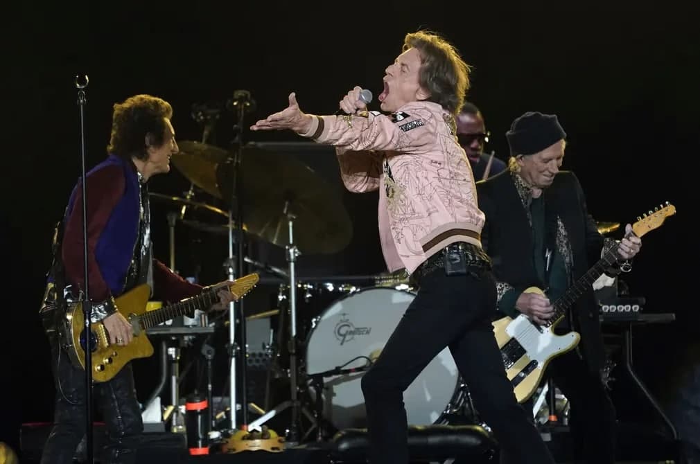 The Rolling Stones рок гуруҳи Колифорниядаги СоФи стадионида борини бериб қўшиқ айтмоқда.
