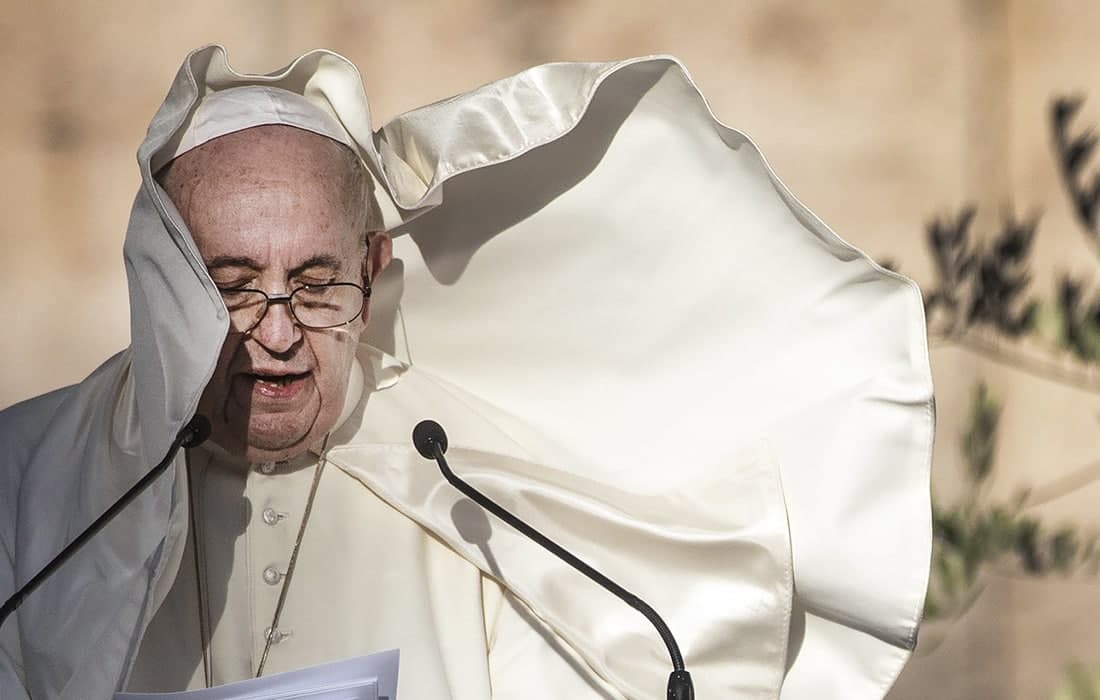 Папа Франциск Колизейда тинчлик учун ибодат қилмоқда.