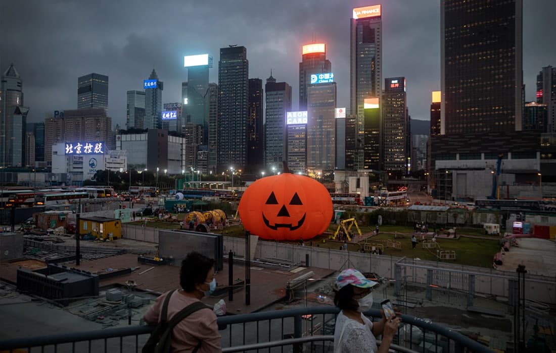 Гонконгдаги Ван Чай тумани Хеллоуин байрами муносабати билан безатилмоқда.