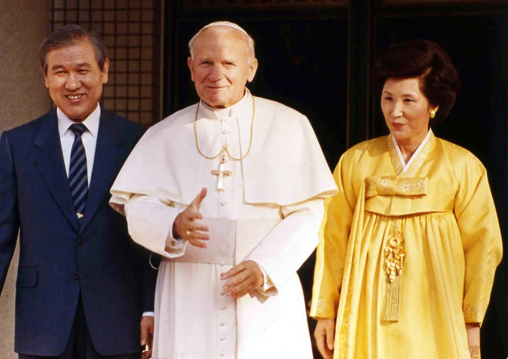 Жанубий Корея президенти рафиқаси билан биргаликда Рим Папаси Павел II билан учрашувда, 1989 йил