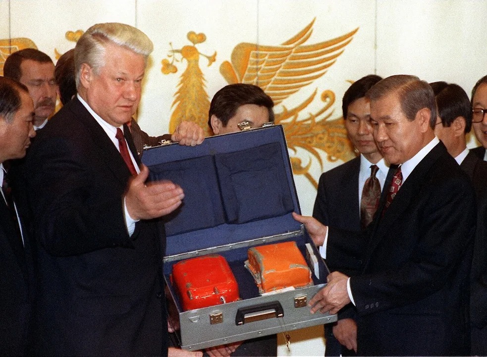 Россия президенти Борис Ельцин Жанубий Корея раҳбарига 1983 йилда Су-15 Совет қирувчи самолёти уриб туширган Korean Air Lines компаниясининг Boeing 747-230 авиалайнерининг «қора қутиси»ни топширмоқда, 1992 йил 19 ноябрь