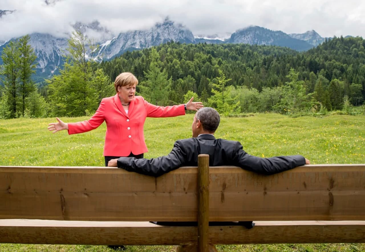 Айтишларича, Ангела Меркель ва Барак Обама ўртасида алоҳида ҳамфикрлик бор эди. Сурат 2015 йил июнь ойида Бавария Алпларида бўлиб ўтган G7 саммити доирасида икки сиёсатчининг учрашувидан олинган.