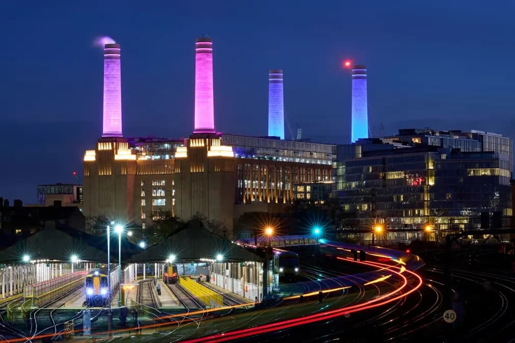 Тунда чироқлар билан безатилган Лондон яқинидаги Battersea иссиқлик электр станцияси.