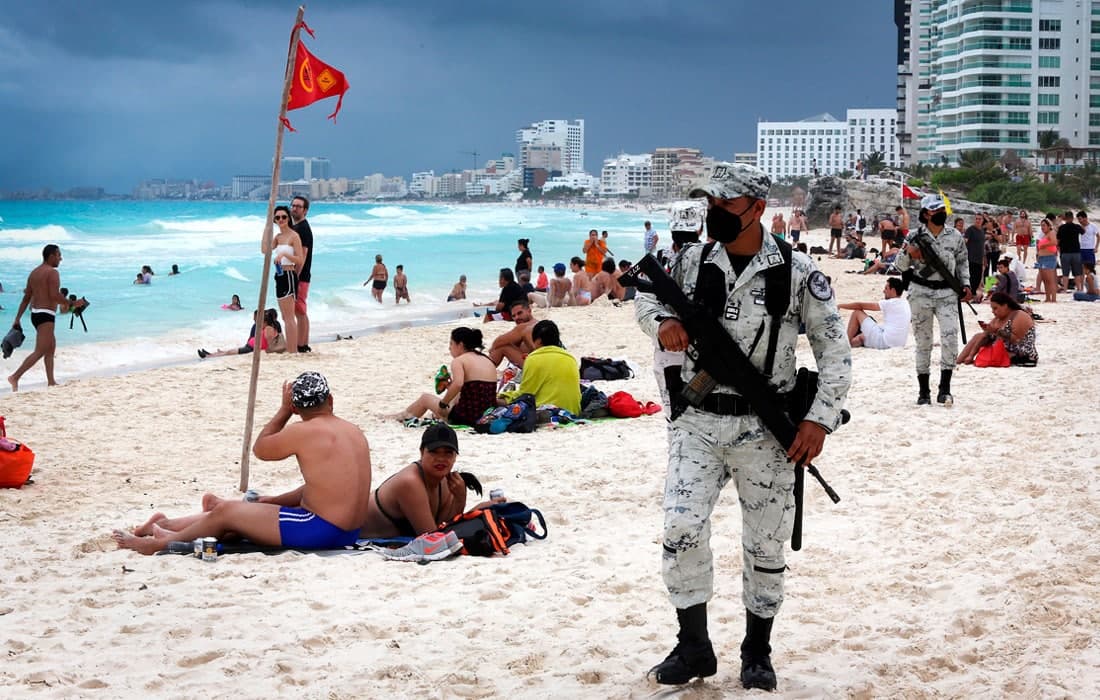 Мексика Миллий гвардияси ходимлари Канкун курортидаги пляжларда патруллик қилмоқда.