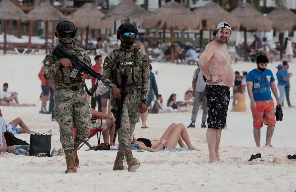 Миллий гвардия Мексиканинг Канкун шаҳридаги пляжда патруллик қилмоқда.