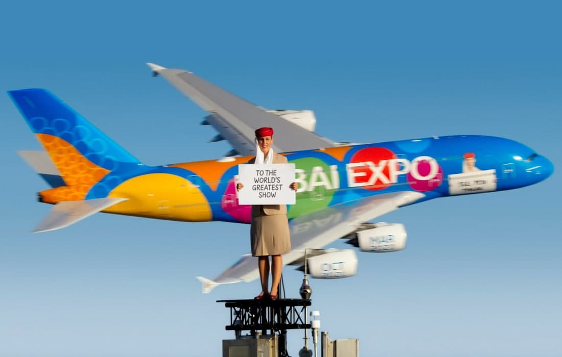 Emirates ва Expo Dubai 2020 қўшма реклама кампанияси. Стюардесса сифатида кийинган каскадёр Никол Смит-Лудвик дунёдаги энг баланд бино – Бурж Халифа тепасида туриб, шоу рекламасини намойиш қилмоқда.