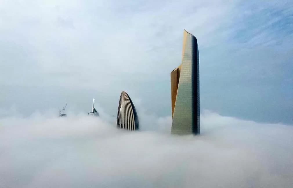 Кувайт шаҳридаги туман. Фотосурат Ҳамро осмонўпар биносидан олинган.