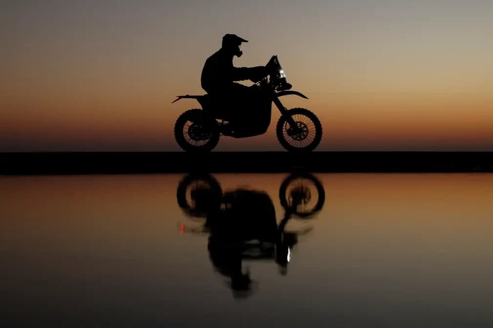 Беверен Ал-Қаисума ва Ар-Риёд ўртасидаги Дакар раллисининг тўртинчи босқичида иштирок этаётган мотоциклчи.