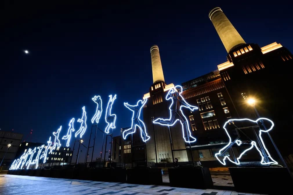 Анжело Бонеллонинг Run Beyond номли инсталляцияси Лондон шаҳридаги Баттерси электр станциясида ёруғлик шоуси ўйтказилишидан аввал ўрнатилди.