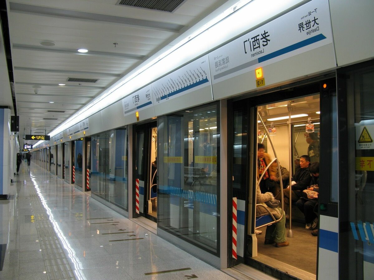 Шанхай метросидаги вагонлардан бири.