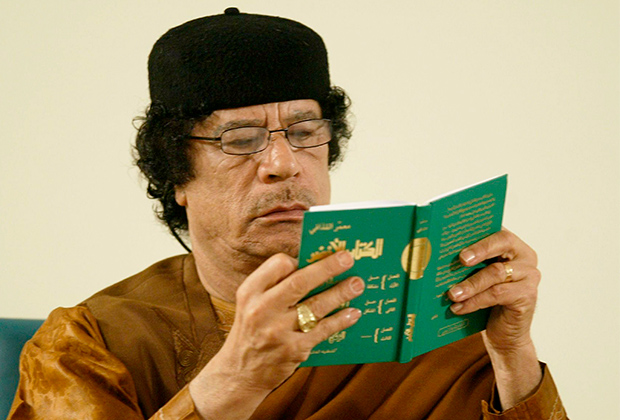 Каддафи «Яшил китоб» билан чўлда, 2 март, 2007 йил. 