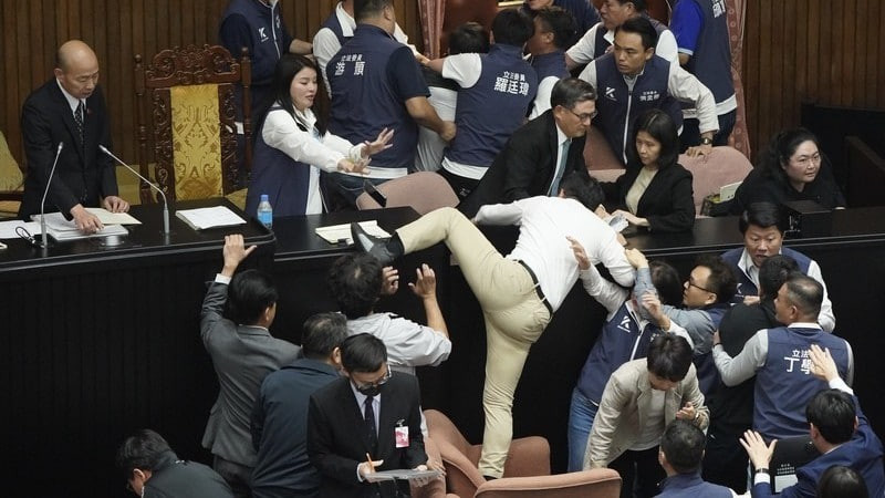 Tayvan parlamentida deputatlar mushtlashdi (video)