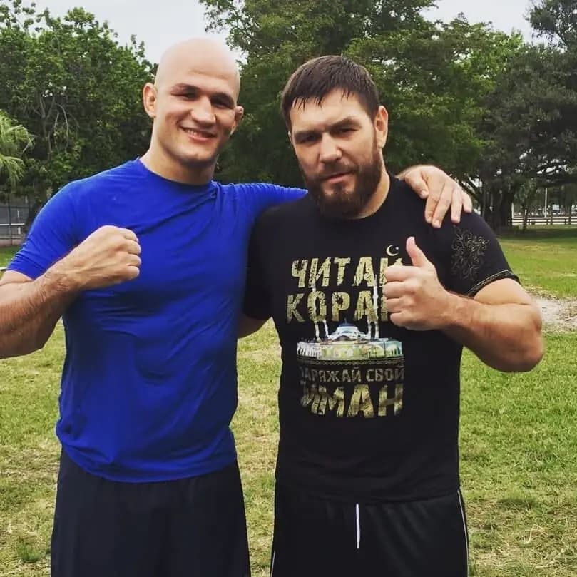 Chagayev UFC afsonasi Junior dos Santos bilan.