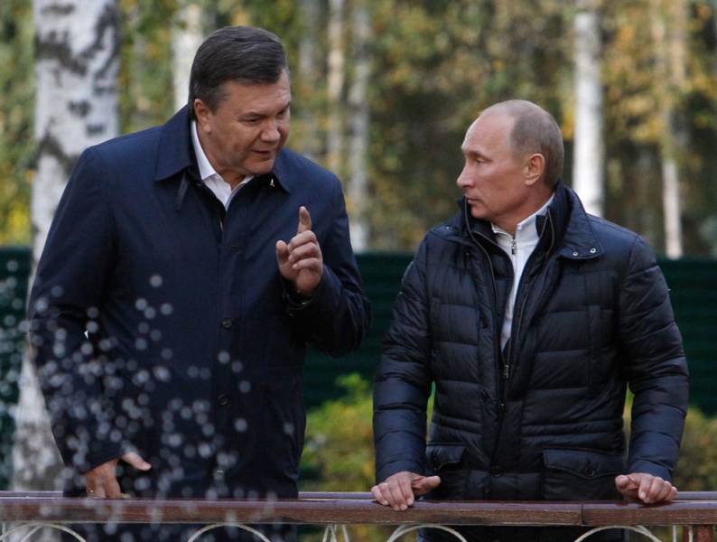 Viktor Yanukovich (chapda) va Vladimir Putin. Arxiv. Foto: AP